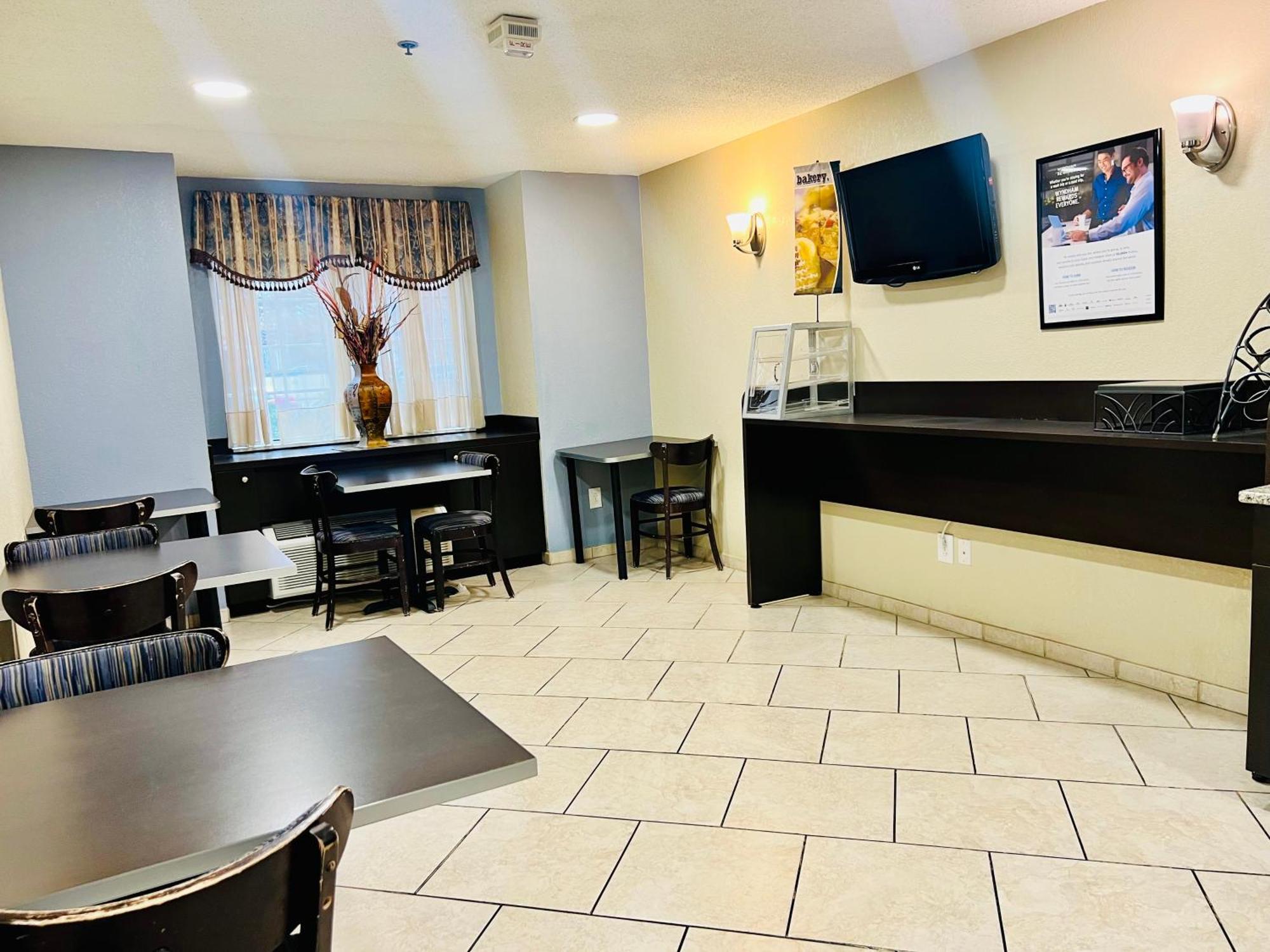 Microtel - Lexington North Hotel 2*